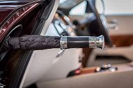 汽车厂商们模仿成风，为何不学劳斯莱斯车门放雨伞？看完明白了！