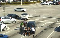 美国：女司机驾车时突发疾病导致车辆失控，路人砸破车窗帮其停车