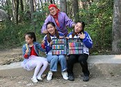 妈妈给黑妞买了一盒水彩笔，黑妞把彩笔当成指甲油，涂的满手都是