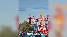浦江迎会上小演员“八仙过海，各过各的”，有的睡成双折叠