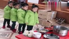 四胞胎姐妹花排队领饭，竟然有人想插队，太可爱了，爸爸真不容易