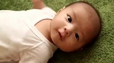 小宝宝想要抱抱，激动得一直挥手，动作太可爱了！好喜欢！