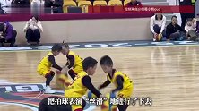 幼儿园小朋友篮球表演失误，同伴默契救场获百万点赞