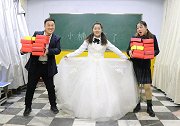 校园婚纱记1：小楠和同学拆盲盒，拆出一件婚纱，小楠穿上真漂亮
