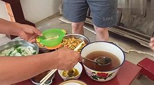 宝鸡扶风农村夏天必备美食蘸水面，一家人有说有笑真幸福。