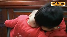 13个月宝宝被哥哥一而再的挑衅，不依不饶的打哥哥，有没有同款
