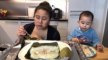 大姐吃越南方形大粽子，切成两半用叉子来吃，里面是猪肉绿豆馅
