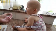 淘气宝宝小手抓爷爷的嘴巴不肯放，就看爷孙俩之后的互动，好玩