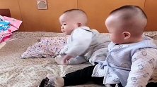 双胞胎哥哥，才9个月大就知道欺负弟弟，成长的过程中真不省心！