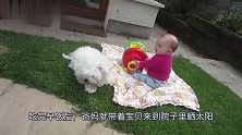 宝爸去一下厨房，回来看见宝宝一直大笑，网友：睡觉姿势太牛气