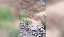 重庆巫溪暴雨引发山洪：山体滑坡冲毁山路压垮厂房 愿平安！