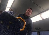 澳大利亚：青少年火车上用手机大声放音乐，两名乘客气愤制止