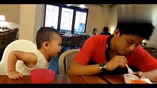 小宝宝看见爸爸吃雪糕，接下来宝宝的举动让妈妈笑翻了