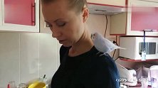 “暖男”小鹦鹉！小鹦鹉陪女主人做饭，赢得芳心