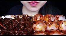小姐姐吃一大份松露油炸酱面搭配辣虾饺，这也太过瘾了吧