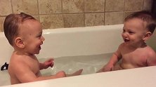 双胞胎洗澡，冲着彼此哒哒哒聊个不停，这婴语讲的太厉害了