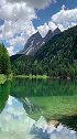 青山绿水，宁静的小湖