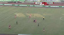 绿城突然起速右路送出传中 穆谢奎头球顶到可惜太正