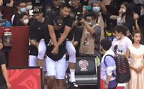 泪目！苏伟将阿联背出更衣室 广东全员出席总冠军颁奖仪式