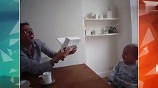 爸爸对着宝宝把书翻得哗哗响，接下来宝宝的反应萌翻了