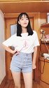 可爱美女穿牛仔短裤显得身材真好