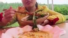 这种边角料一般没人吃，胖妹当它是美味，啃叶子都这么馋人