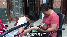 孙刚满月，刘婶全家围着给孙剃头发，还为儿媳讲解为啥要剃头发