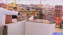 搞笑恶作剧：超市里面的鸡肉一摸，还会动把顾客吓坏了