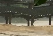洪峰过境重庆一古镇廊桥没撑住 瞬间翻倒洪水中