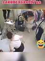 浙江温州：服装店突然窜出一只老鼠，老板娘连滚带爬的跑了出去