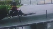女子被抢包抓摩托不放惨遭拖行 劫匪竟下车一脚踹开