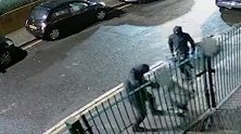 英国两名劫匪袭击孕妇将其摔倒在地 抢走汽车和包