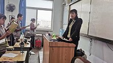 泪目！老师不慎骨折“跪”着给学生上课半月多 自称一切都值得