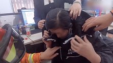 山东临沂：商场试衣眼皮被拉链卡住？女子大衣裹头求助消防