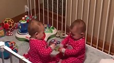 双胞胎宝宝的神同步，真是太可爱了！
