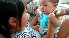 姐姐故意揉捏宝宝小胖脸，宝宝立马大叫反抗宝宝我也是有脾气的