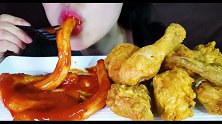 小姐姐吃超级美味的辣年糕搭配炸鸡腿，这也太香了吧