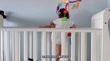宝宝从婴儿床里面爬到了外面，网友：宝宝记得注意安全呀！