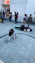 韩国美女，姑娘街头跳舞表演，就是为了赚零花钱