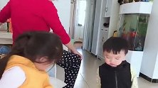 自从二胎生了弟弟后，姐弟俩都是这样打架的，太闹心了！