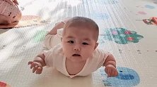 小宝宝一个人玩得挺嗨的，连个玩具都没有，小孩子的世界真简单！