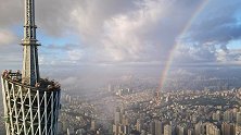 超美！雨后珠江上空惊现双环圆环彩虹，与广州塔交相辉映