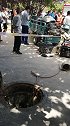 河南漯河一污水管道维修工人坠入窨井身亡，事发区政府所在地对面