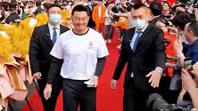 沙溢开火锅店排场大！封路还令交通堵塞，陈赫汪苏泷都来捧场