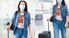 刘敏涛不愧是“骨相”美人，一身牛仔打扮好酷，素颜比带妆更气质