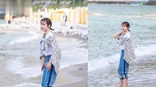 杨紫海边嬉戏意外脱妆，素颜暴露后，网友：以后别化妆了