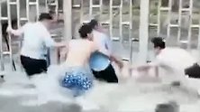 兄弟别怕！男子连人带车被卷入洪水 警民手拉手把他救起