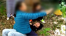 杭州女子劝人牵狗绳 反被按倒骑身扇耳光