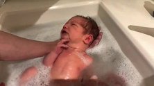 爸爸帮新生婴儿洗澡，宝宝从开始哭泣到安静享受，看着好治愈！