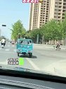 河南郑州：三轮车每个轱辘都有自己的想法，各走各的
